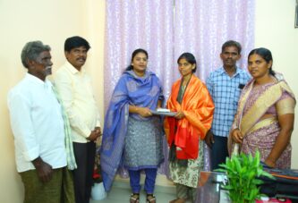 వైద్య విద్యార్థినికి ఆర్థిక సహాయం..