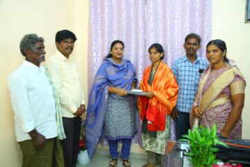 వైద్య విద్యార్థినికి ఆర్థిక సహాయం..