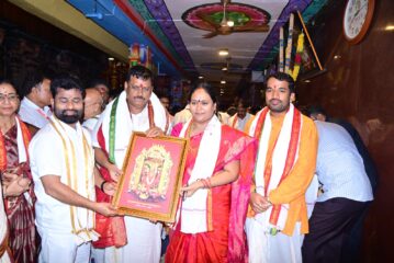 శ్రీ కనకదుర్గమ్మ అమ్మవారికి  చీర సారె సమర్పించిన నగర కమిషనర్